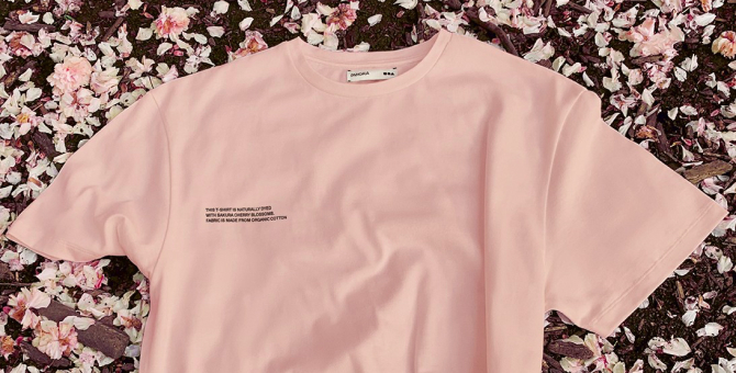 Бренд Pangaia выпустил футболки, окрашенные лепестками цветов вишни