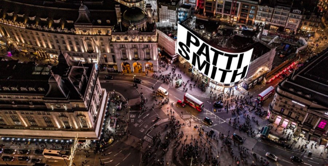 Патти Смит устроит новогодний видеорейв на площади Пикадилли в Лондоне