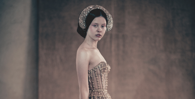 Клэр Фой, Кристен Стюарт и Миа Гот позируют в образе Джульетты в календаре Pirelli 2020