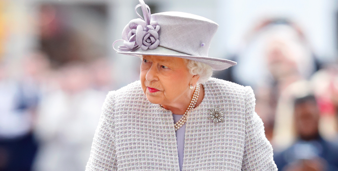 Личный костюмер Елизаветы II Анжела Келли выпустила мемуары