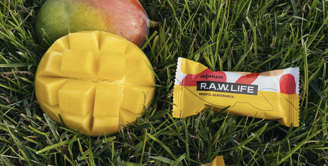 R.A.W. LIFE выпустил лимитированный батончик с манго и земляникой