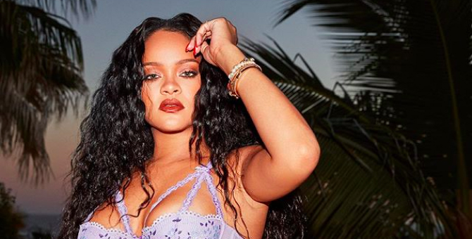 Рианна отметила двухлетие Savage x Fenty своими снимками в нижнем белье