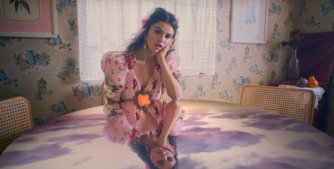 Селена Гомес противостоит урагану в клипе на песню «De Una Vez»