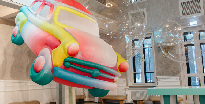 Саша Фролова установила надувной «Москвич» на Северном речном вокзале