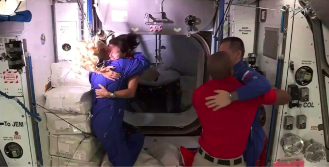 Экипаж Crew Dragon с малышом Йодой на борту совершил стыковку с МКС