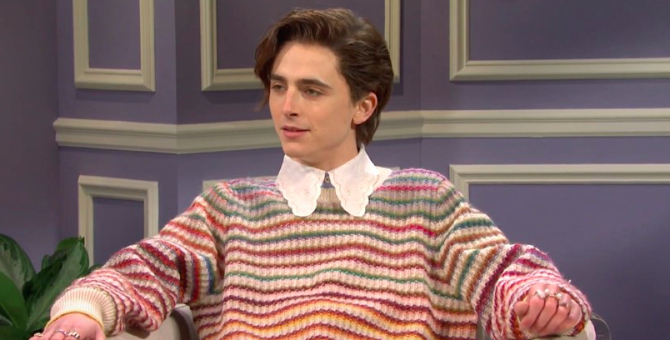 Лук Тимоти Шаламе, в котором он изобразил Гарри Стайлза на Saturday Night Live, выставят на аукцион