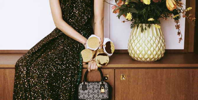 В ЦУМе появилась сумка-браслет Loewe