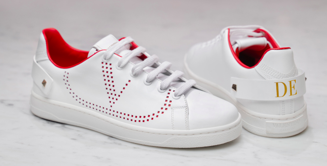 В ЦУМе появилась услуга персонализации кроссовок Valentino