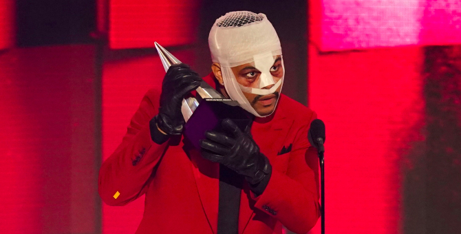 The Weeknd объяснил, зачем он стал бинтовать лицо на выступлениях эры «After Hours»