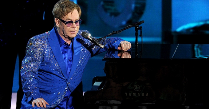 Элтон Джон поддержал права секс-меньшинств в России