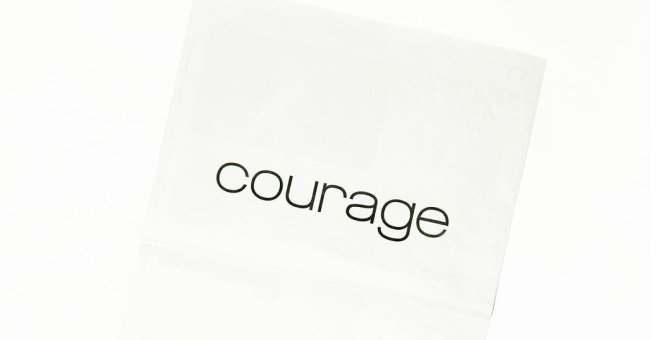 Courrèges посвятил праздничную кампанию храбрости в 2021 году