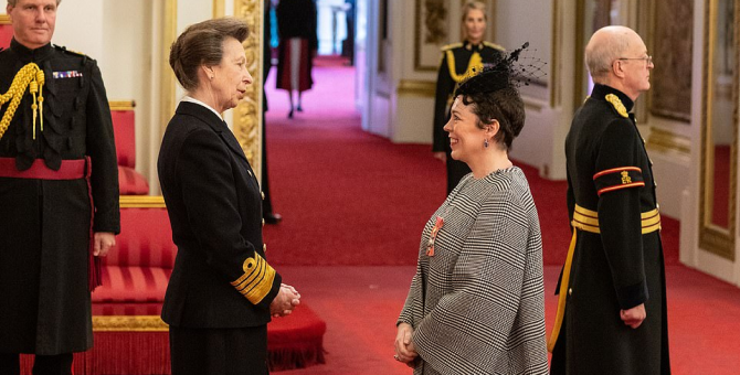 Оливия Колман получила орден Британской империи за роль в сериале «Корона»