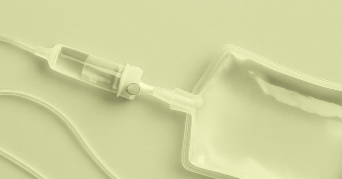 Витаминные капельницы: кому подойдет инфузионная терапия и о каких рисках необходимо знать