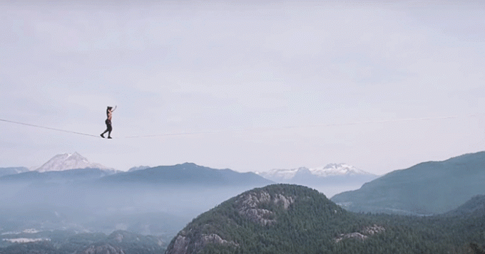 Над пропастью и без страховки: новый рекорд в ходьбе по канату