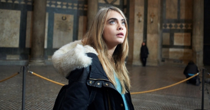 Кейт Бекинсейл и Кара Делевинь в фильме \"Лицо ангела\"