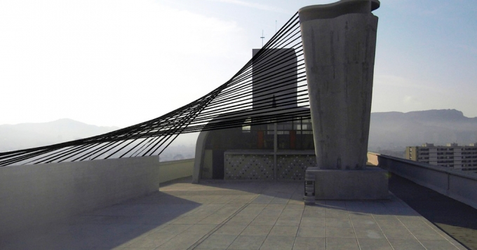 Современное искусство на крыше дома Ле Корбюзье