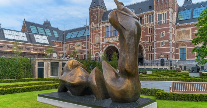 Выставка Генри Мура открылась в Амстердаме