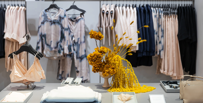 COS представил цветочную инсталляцию Полины Ченцовой в честь Международного женского дня