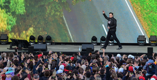 Илон Маск устроил вечеринку в честь открытия завода Tesla в Берлине