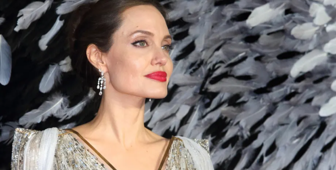 Анджелина Джоли заявила, что у нее есть доказательства насилия со стороны Брэда Питта