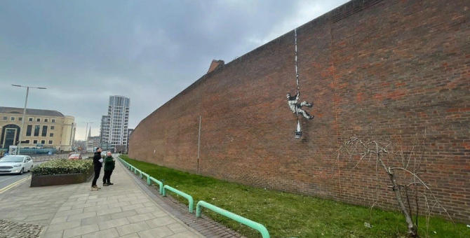 На стене тюрьмы в Великобритании появилось предполагаемое граффити Бэнкси