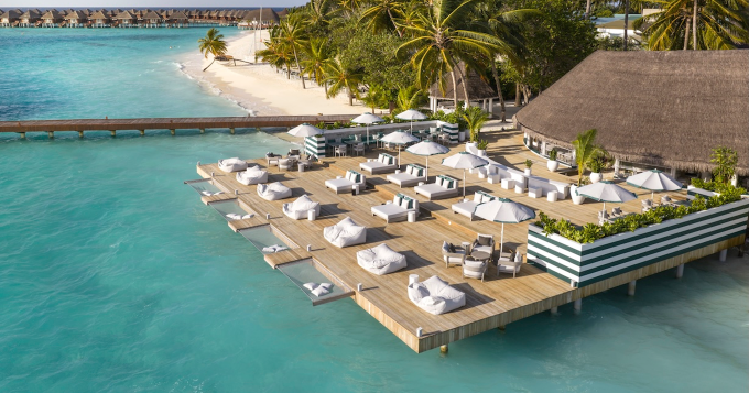 В отеле Sun Siyam Vilu Reef открылся обновленный бар Nautilus Bar