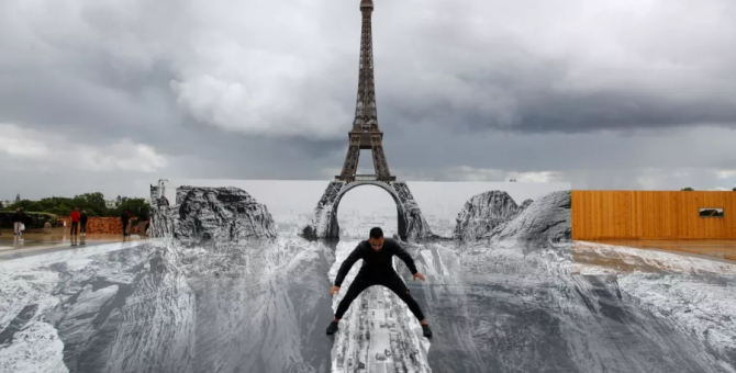 Французский уличный художник JR создал оптическую иллюзию с Эйфелевой башней
