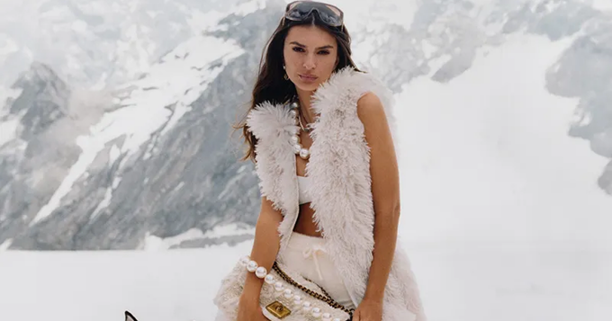 Эмили Ратаковски стала лицом праздничной кампании Kurt Geiger