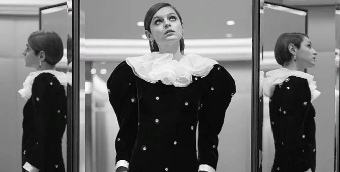 Звезда сериала «Корона» Эмма Коррин объявила о розыгрыше своего наряда Miu Miu в стиле Пьеро