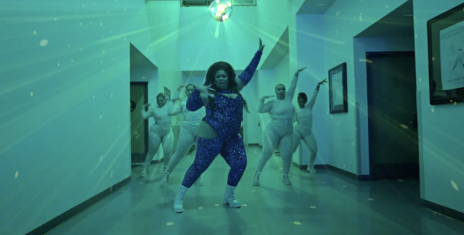 Lizzo танцует в блестящем синем комбинезоне в клипе на песню «About Damn Time»