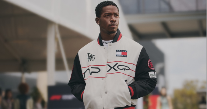 Tommy Hilfiger выпустил коллекцию, приуроченную к выходу фильма «Формула 1»