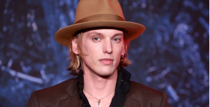 Джейми Кэмпбелл Бауэр из «Очень странных дел» снимется в ремейке «Колдовской доски»