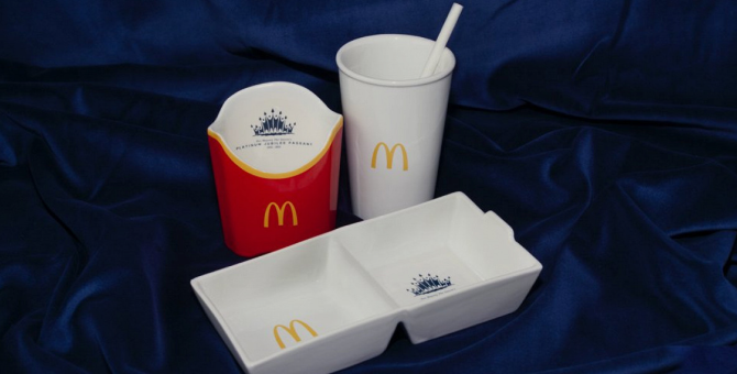 McDonald’s выпустила серию фарфоровой посуды в честь платинового юбилея Елизаветы II