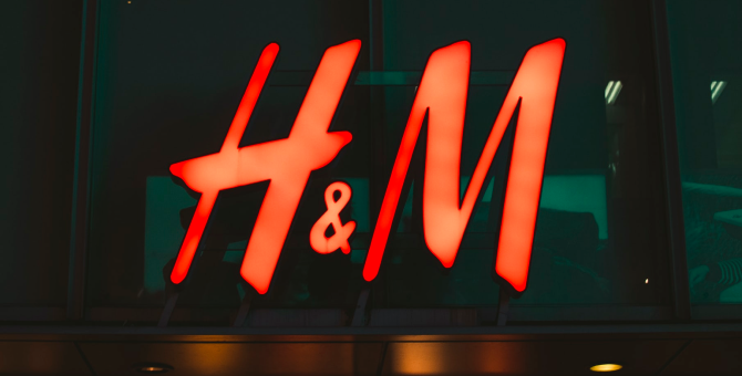 H&M временно приостанавливает работу в России