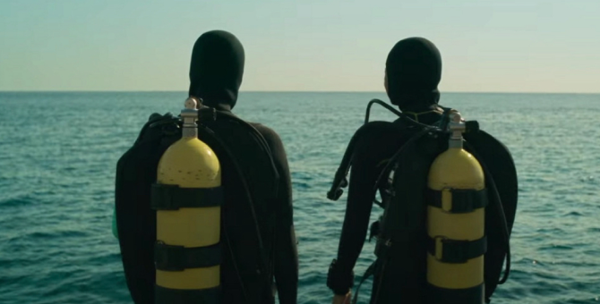 Звезда «Однажды в сказке» Софи Лоу спасает сестру на дне океана в трейлере «Погружения»