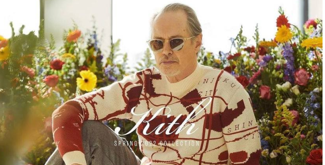 Актер Стив Бушеми позирует среди цветов в кампании Kith