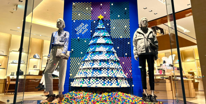 Праздничные витрины магазинов Louis Vuitton будут украшены Lego