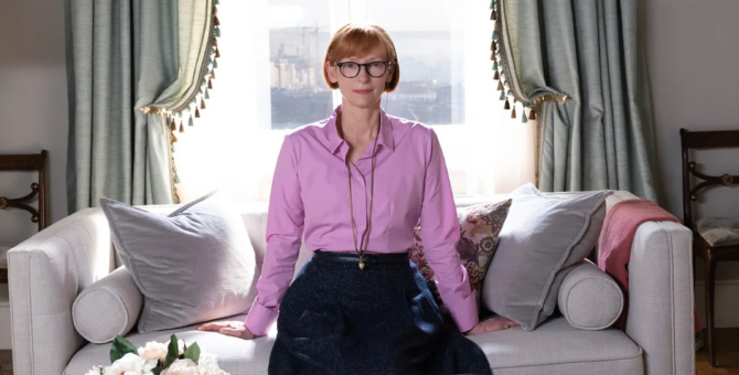 A24 выпустила новый трейлер сюрреалистической комедии «Problemista» с Тильдой Суинтон