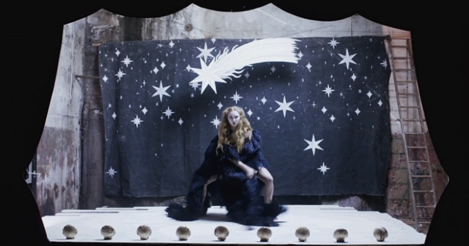 Лили Коул в фильме Вивьен Вествуд \"Красные башмачки\"