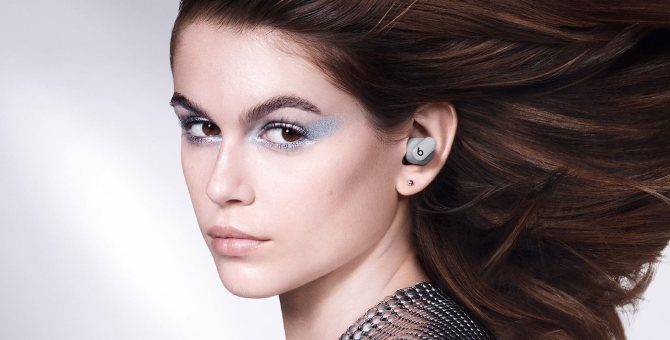 Кайя Гербер снялась в кампании Beats Studio