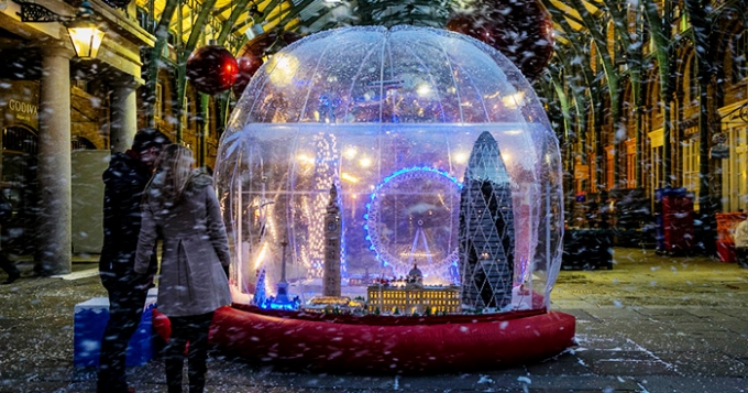 Огромный снежный шар из Lego в Лондоне