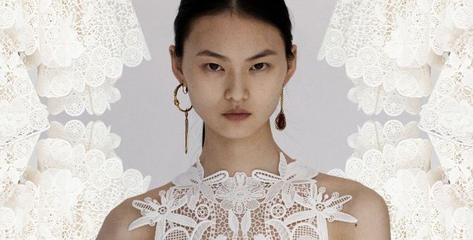 Королева пиратов, редкие цветы и другие элементы новой коллекции Alexander McQueen