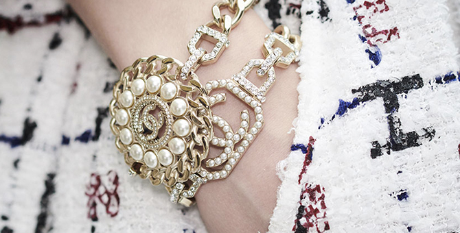 Украшения Chanel — от эклектики Габриэль до экспериментов Лагерфельда и комплиментов от Виар