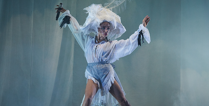 Евангелие от «MAGDALENE»: как FKA twigs играет в святую и грешницу