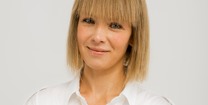 Косметичка Вики Газинской. «Я выбривала лоб, красилась в красный, сидела на диетах и пришла ко всему натуральному»