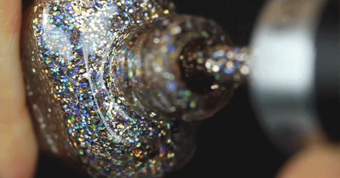 Как на самом деле нужно красить ногти лаком с блестками