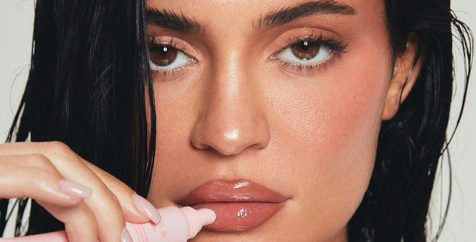 Кайли Дженнер выпустила три новых оттенка блеска для губ