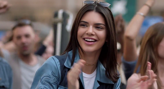 Pepsi раскритиковали за рекламу с Кендалл Дженнер