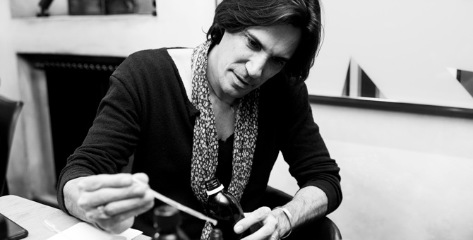 «Хороших или плохих запахов нет, есть только разные обстоятельства жизни». Интервью с парфюмером Эрезом Розеном