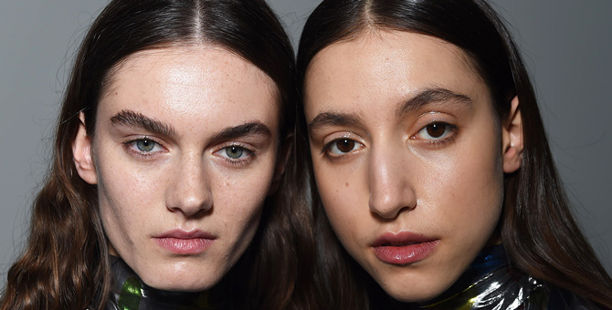 Как повторить глянцевый макияж с показа Christopher Kane